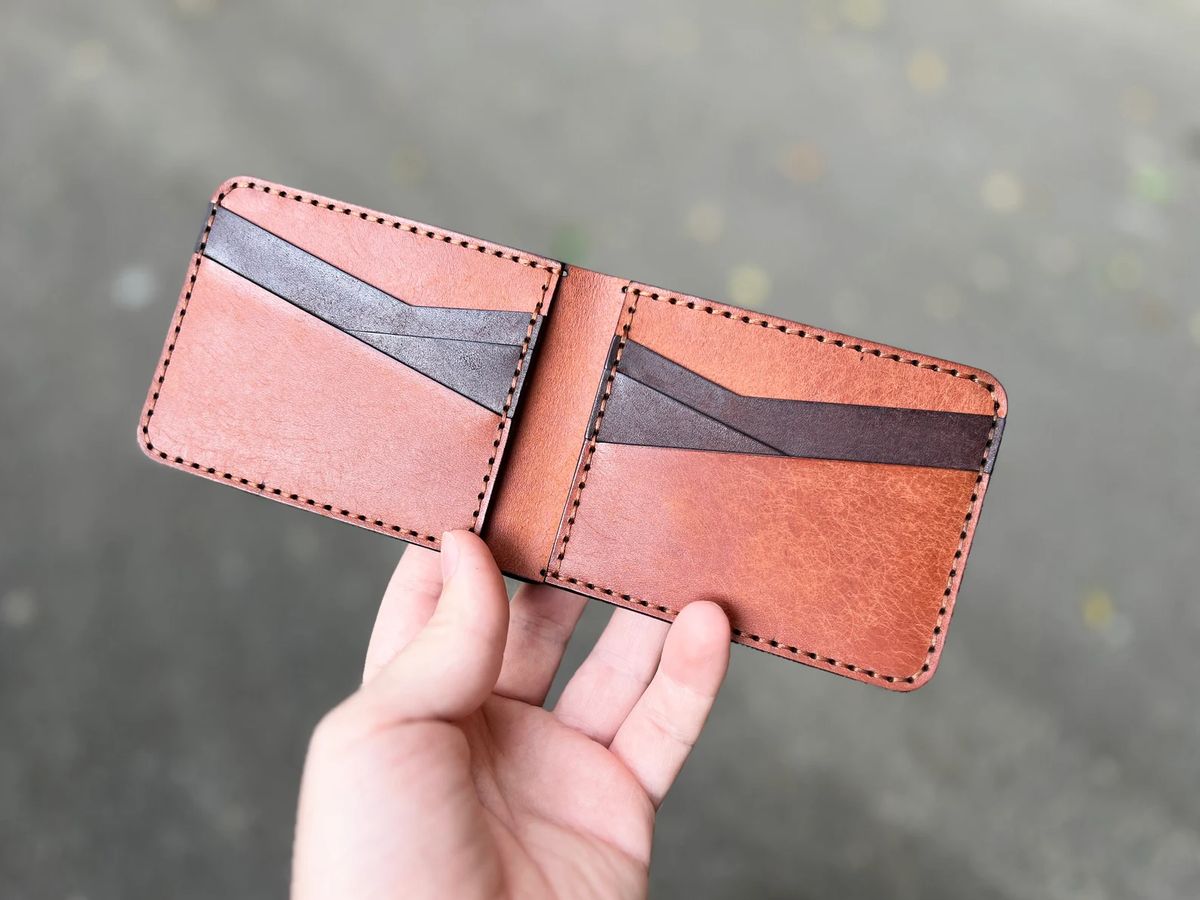 Carteira bifold de couro aberta, com bolsos para cartões