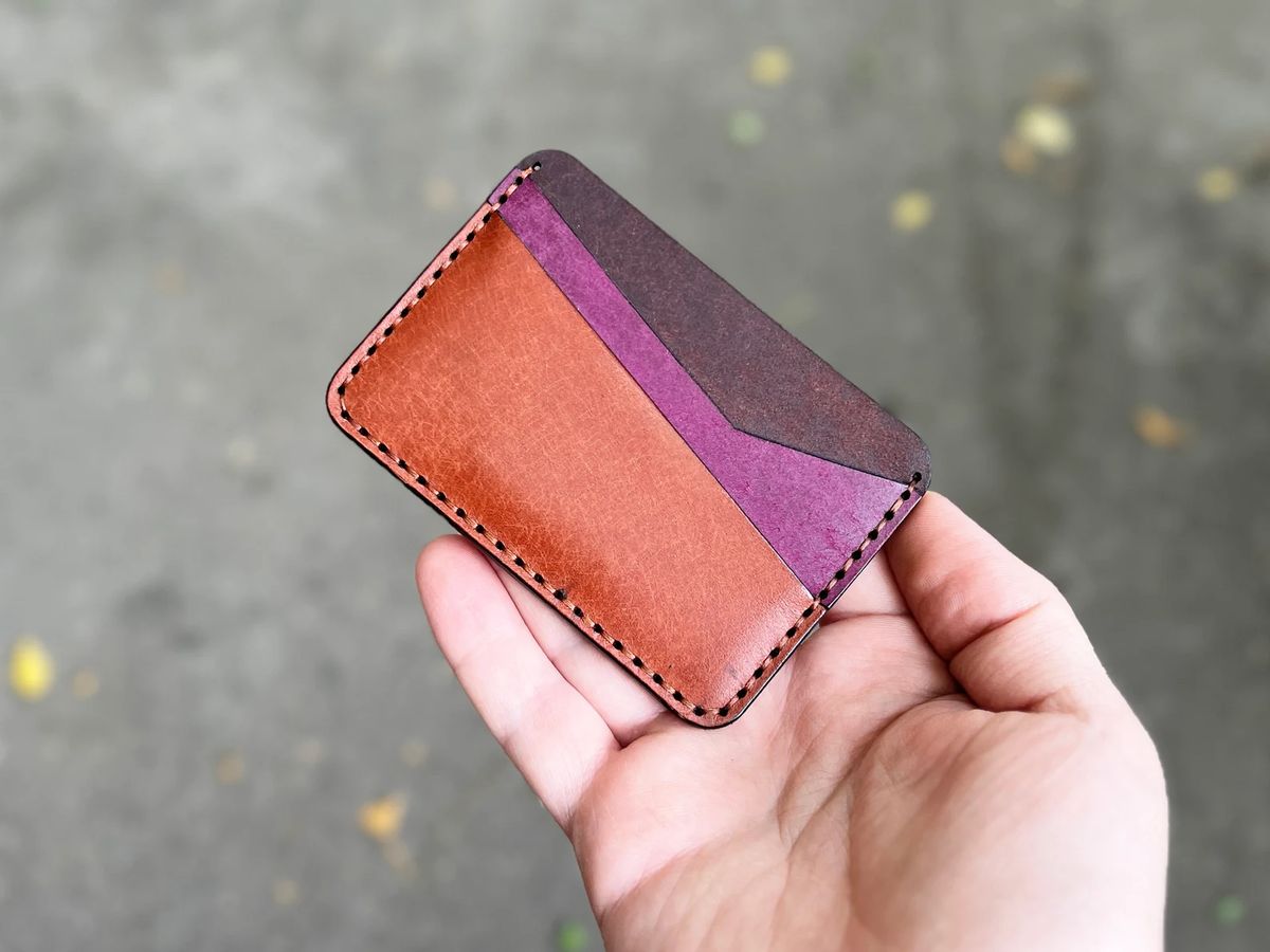 Porta-cartões horizontal de couro caramelo e roxo